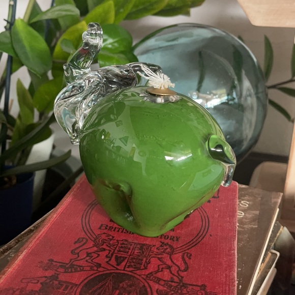 Adorable Vintage Glass Elephant, Green Glass Elephant, Oil Lamp - Picture 4 of 4
